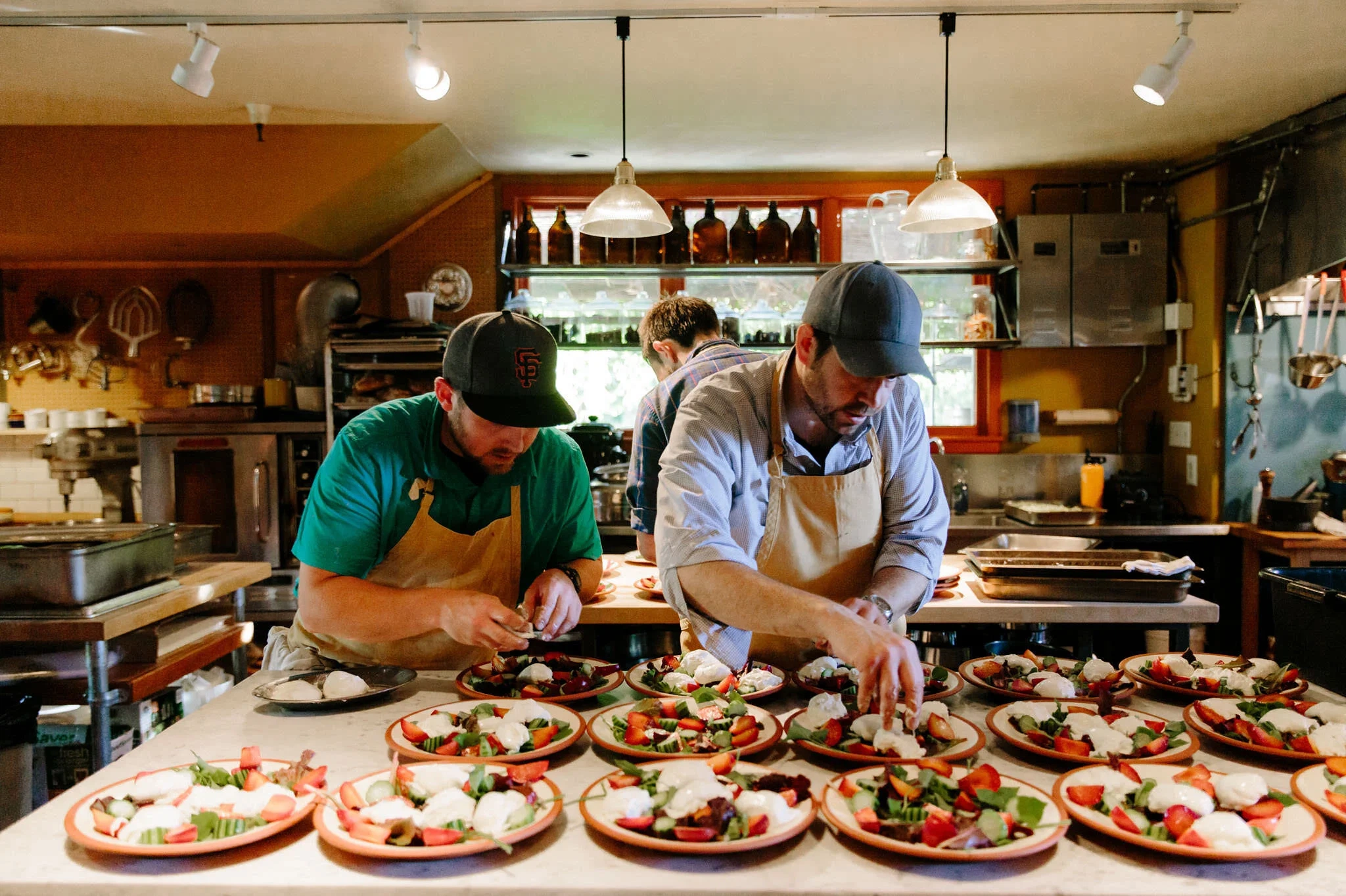九妖漫画专业厨师团队在厨房中精心准备美食